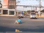 Người đàn ông ngồi thùng sau xe bán tải ngã lộn nhào xuống đường
