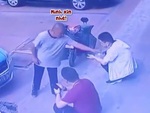 Chàng trai đứng hình vì bị người lạ cướp mất miếng bánh đang ăn