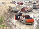 Xe Jeep 'lêu lêu' ô tô bán tải mắc kẹt ở đường lầy