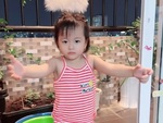 'Lại con hôn miếng, con ôm rồi mẹ cho con vô nhà nè'