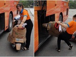Cô gái đeo kính cận bê xe tay ga vào gầm ô tô khách trong một nốt nhạc