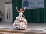 Màn biểu diễn trang phục tái chế thần thái của nam sinh cấp 2