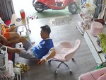 Chồng giận dỗi vì vợ đạp ghế ngã dập mông