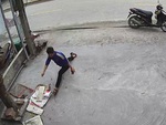 Chàng trai ngã như tập yoga khi đi vào sân vừa đổ bê tông