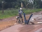Pha cảnh báo ổ gà khiến người đi đường thót tim