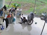 Chàng trai ngã dập mông vì sân lát gạch hoa
