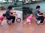 Cháu cười khoái chí khi đẩy xe đạp cho bà
