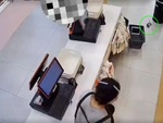 Chuột đang chạy lăn đùng bất tỉnh khi cô gái hét