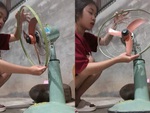 Cô gái tấu hài khi lấy cây quạt tập nắn xương khớp