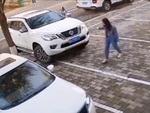 Nữ tài xế lái ô tô rời chuồng '5 lần 7 lượt' đụng vào gốc cây