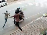 Tên trộm xe máy bị gia chủ cho ăn nguyên cây chổi