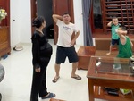 Ba bố con nhún nhảy trêu mẹ bầu