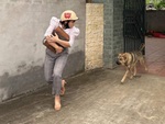 Ảnh vui 23-4: Cô gái chọc 'chó nhà tôi hiền lắm'