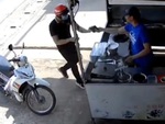 Nhặt được ví rơi, chàng trai đưa chủ quán trả lại người mất