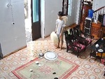 Bé trai đứng hình 5 giây khi làm đổ mâm cơm