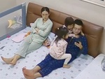 Hai con gái giành bố với mẹ