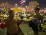 Võ sĩ bị đấm không trượt phát nào vì màn 'so tài không cân ký'