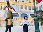 Cô gái tá hỏa khi nhờ 'thánh' photoshop 'xóa giùm thanh niên áo vàng'