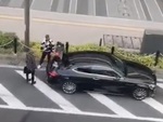 Vợ đứng trên tầng cao bấm điều khiển mở cốp Mercedes troll chồng
