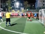 Thủ môn bắt penalty bị thủng lưới vì ăn mừng sớm (P7)