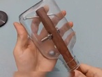 Làm sao lấy que gỗ ra ngoài mà không làm vỡ chai?