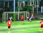Cầu thủ nhăn mặt vì ghi bàn bằng chỗ hiểm