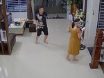 Chồng bắt chước dáng đi lạch bạch để trêu vợ bầu