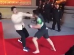 Võ sư Vịnh Xuân Quyền bị võ sĩ MMA đánh lên bờ xuống ruộng