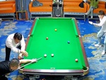 Hai chàng trai làm trò hề để cầu may trước cao thủ bida lỗ