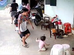 Màn bẻ lái ăn vạ bố bất thành của con gái