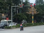 Người phụ nữ dừng xe máy chờ đèn đỏ kiểu ngược đời