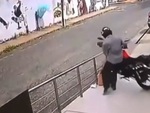 Tên cướp bị nghiệp quật khi giật đồ cô gái
