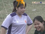Thủ môn cười bất lực khi đồng đội đỡ bóng lóng ngóng phản lưới nhà