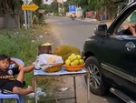 Bé trai ngủ say sưa khi bán hàng cho mẹ