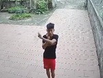 Thanh niên ngơ ngác khi thấy camera giám sát theo mình