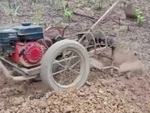 Nông dân chế máy cuốc đất chạy bằng xăng