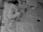 Mẹ bỉm sữa hốt hoảng gọi chồng khi con ngủ say lay hoài không dậy