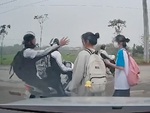 Hai nam sinh chạy xe máy ngã sấp mặt vì sĩ gái