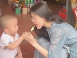 Bé trai òa khóc vì chị xin miếng nhỏ nhưng cắn gọn cây kem