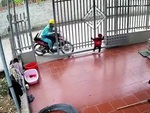 Bé con lon ton chạy ra mở cửa cổng đón bố đi làm về