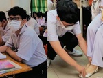 Nam sinh bị thầy giáo phạt vì giấu dép bạn