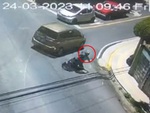 Thanh niên quăng xe máy khi bị ô tô tạt đầu