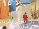 Cô gái ngã dập mông khi lau nhà