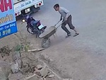 Hai thanh niên đẩy xe rùa gặp nạn chung một kịch bản
