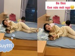 Mẹ mải mê bấm điện thoại không biết con ngủ hay thức