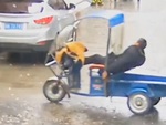Tài xế xe ba gác 'thả hồn theo gió' khi bị ô tô tông