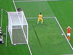 Cầu thủ sút penalty đi từ trạng thái 'thất vọng đến hy vọng rồi tuyệt vọng'