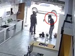 Đập mặt vào cửa kính cường lực vì chị lao công lau chùi quá sạch