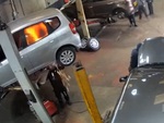 Người đàn ông hàn cháy ô tô nhưng không hay biết