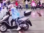 Màn thi bằng lái xe máy vượt chướng ngại vật khó nhằn ở Trung Quốc